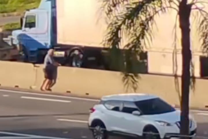 Sem passarelas, pessoas atravessam a Hermenegildo a pé